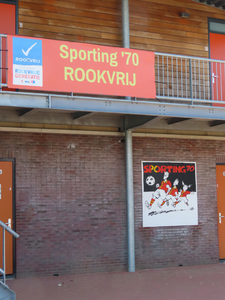 850154 Afbeelding van enkele (tekst)borden op het clubgebouw van sportvereniging Sporting '70 (Voorveldselaan 4) te Utrecht.